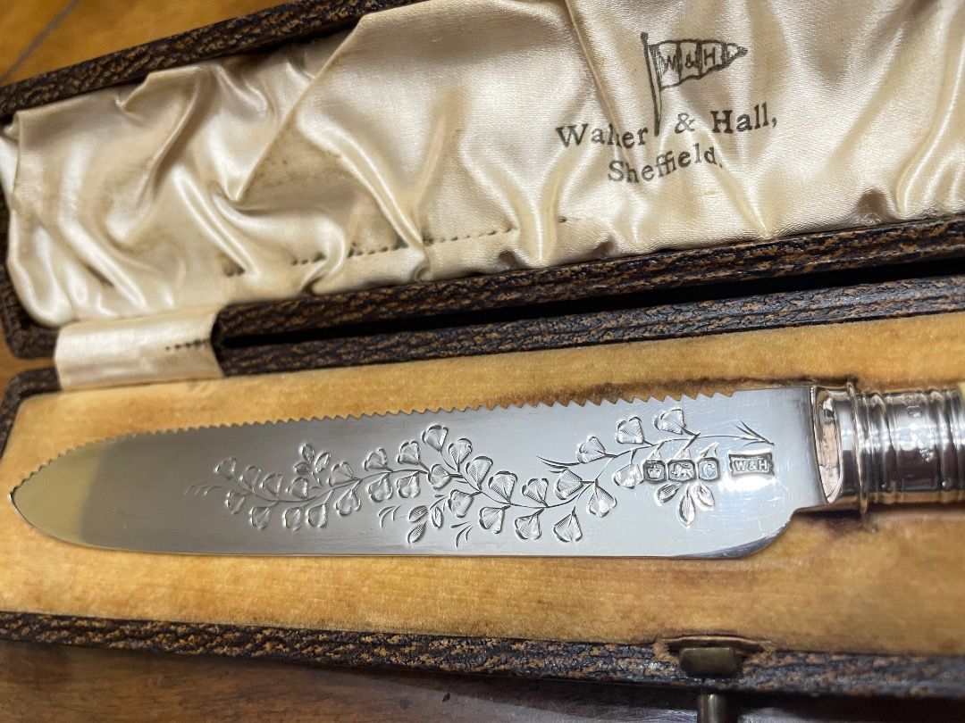 English Antique Silver Cake Knife (Category: Dinnerware & Cutlery) located in Caloocan City. Submitted by eu_antiques53 (Listing ID 1462365106, Image 1). Description: Ivory handled hallmarked in original silk lined box made by Walker and Hall Jewellers England. .