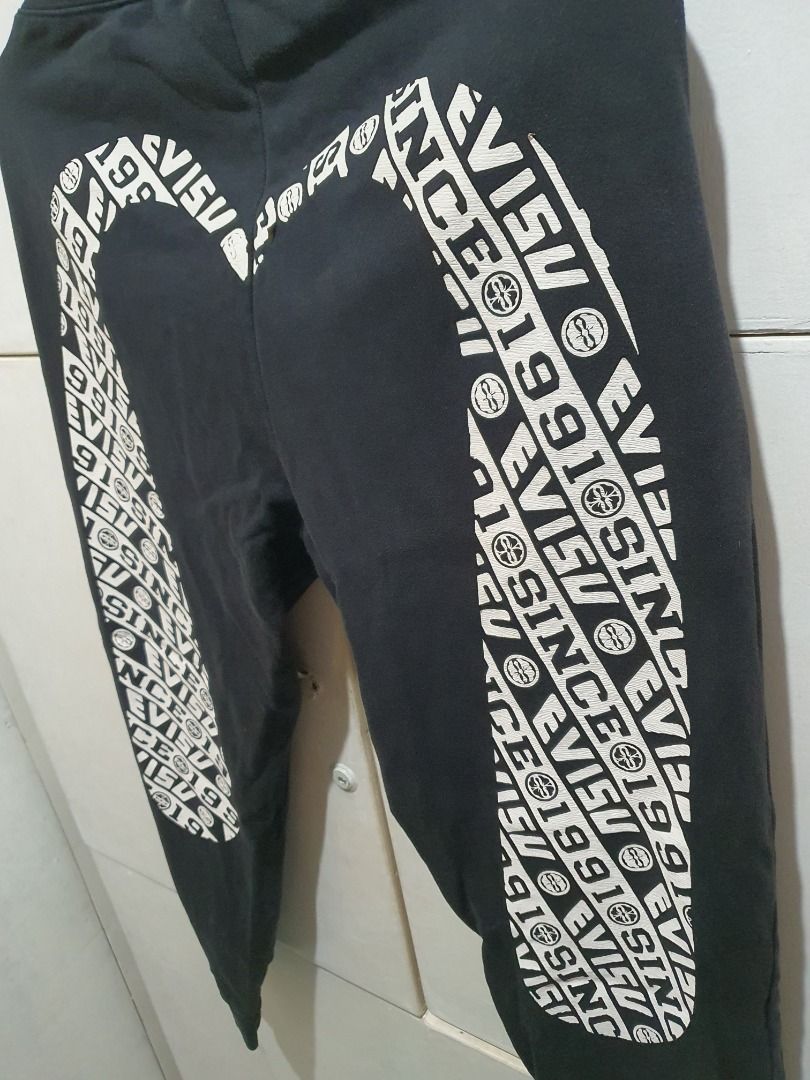 EVISU 'DAICOCK' JOGGER PANTS (Category: Joggers) located in Manila. Submitted by ako.si.lemmor (Listing ID 1462292244, Image 3). Description: This item is off/legit since thrifted, manage your expectation. Waist: 32-35in (L) Length: 39.5in Color rate: 8.5/10 Issue: Slight fade, minimal crack prints, some dirty print Ship at your own cost or pickup Mandaluyong..