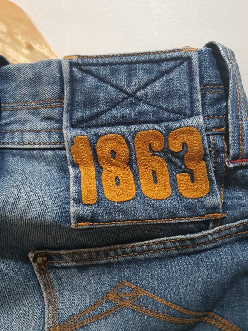FAIRWHALE '1863' DENIM JEANS (Category: Jeans) located in Manila. Submitted by ako.si.lemmor (Listing ID 1462310416, Image 3). Description: This item is legit but thrifted, manage your expectation. Waist: 30in (M) Length: 38.5in Color rate: 8.5/10 Issue: Signs of usage Ship at your own cost or pickup Mandaluyong..