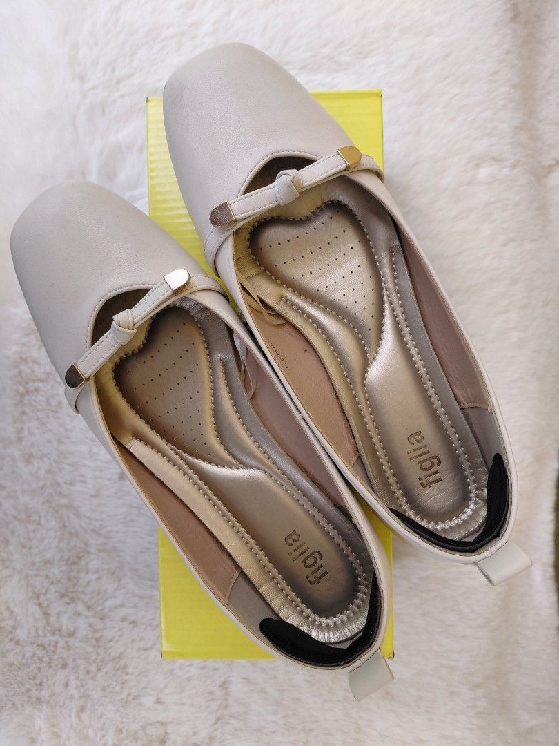 Figlia Kerry Flat Ballerina Size 39 (Category: Flats & Sandals) located in Manila. Submitted by jillyaah (Listing ID 1462274596, Image 1). Description: - Figlia ballet flats - Light beige color - Cute bow detail on strap - Comfortable padded insole - Size 39 - Perfect for everyday or dressing up - Easy slip-on style lighly used. May konting gasgas pero hindi naman halata. (see photos) original price: 1,200 450 nalang. sulit na sulit. RFS: hindi n
