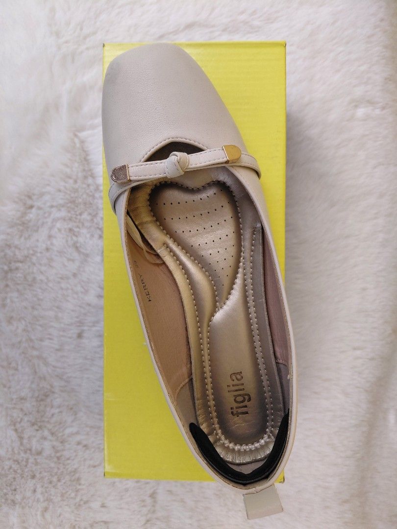 Figlia Kerry Flat Ballerina Size 39 (Category: Flats & Sandals) located in Manila. Submitted by jillyaah (Listing ID 1462274596, Image 2). Description: - Figlia ballet flats - Light beige color - Cute bow detail on strap - Comfortable padded insole - Size 39 - Perfect for everyday or dressing up - Easy slip-on style lighly used. May konting gasgas pero hindi naman halata. (see photos) original price: 1,200 450 nalang. sulit na sulit. RFS: hindi n