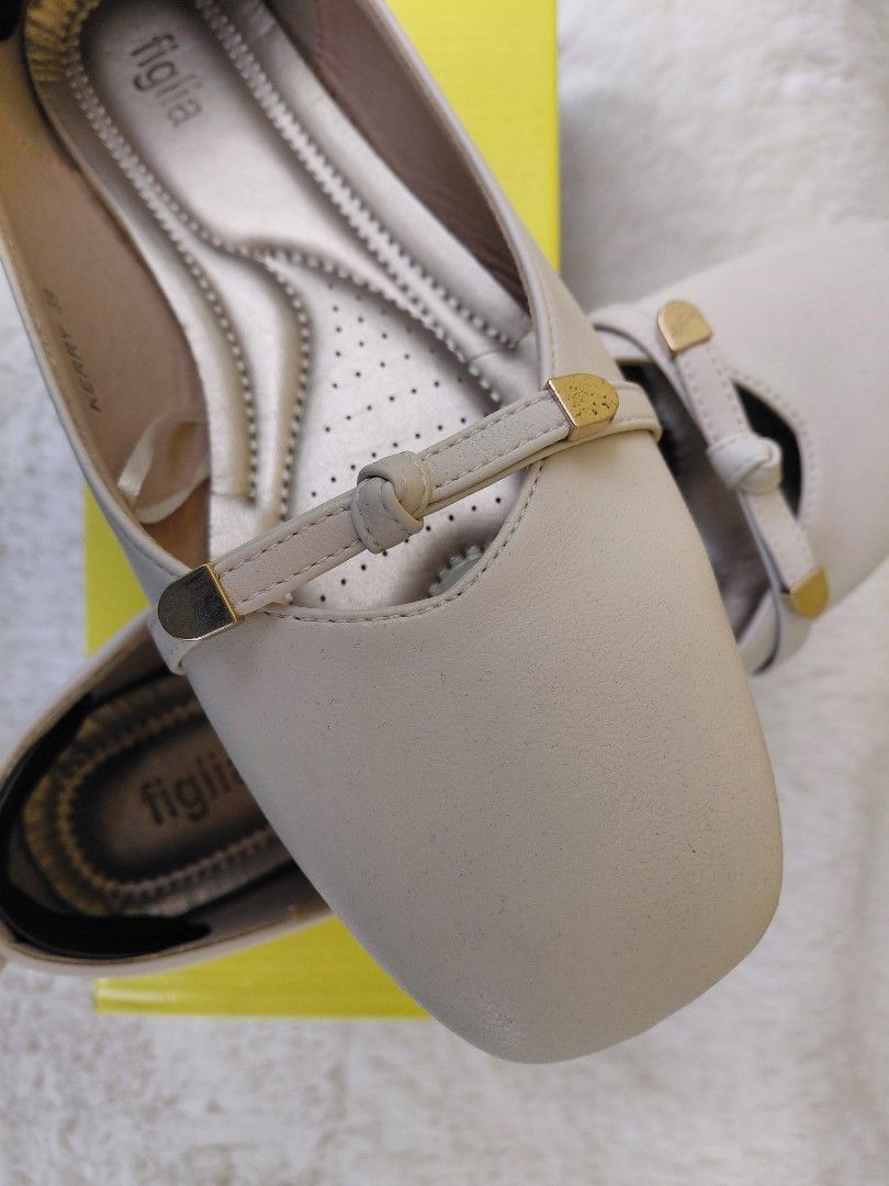 Figlia Kerry Flat Ballerina Size 39 (Category: Flats & Sandals) located in Manila. Submitted by jillyaah (Listing ID 1462274596, Image 3). Description: - Figlia ballet flats - Light beige color - Cute bow detail on strap - Comfortable padded insole - Size 39 - Perfect for everyday or dressing up - Easy slip-on style lighly used. May konting gasgas pero hindi naman halata. (see photos) original price: 1,200 450 nalang. sulit na sulit. RFS: hindi n