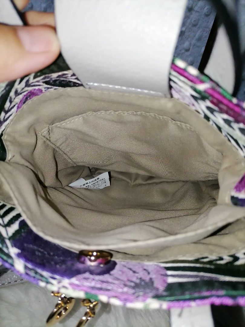 Floral Cellphone Sling Bag (Category: Cross-body Bags) located in Butuan. Submitted by az-branded.items (Listing ID 1462315925, Image 3). Description: Size: W 7.5" x L 8" Good as new From Japan.