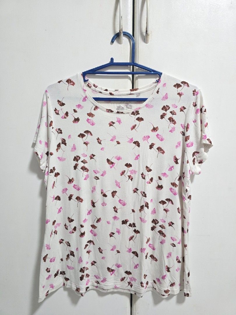 Floral shirt (Category: Shirts) located in Quezon City. Submitted by fettuccine24 (Listing ID 1462437330, Image 1). Description: L-Xl .
