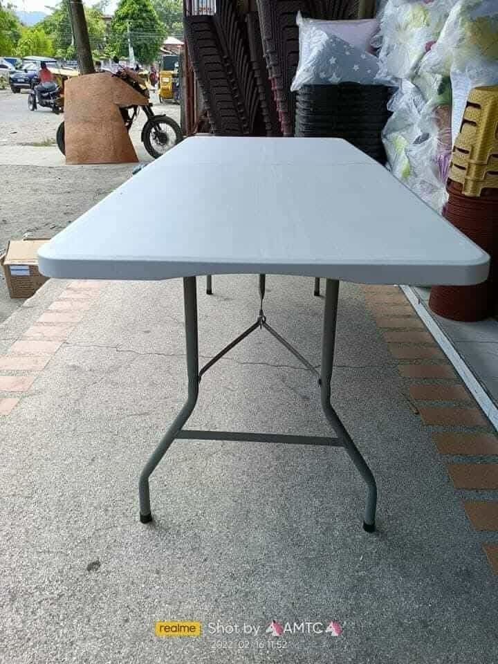 Folding table 180 and 160 ft (Category: Tables & Sets) located in Caloocan City. Submitted by brightearth_2ebd41 (Listing ID 1462298448, Image 2). Description: Folding Table White availAble for pick up tomorrow afternoon. Available in two sizes 😂180 cm 🍎160 cm.