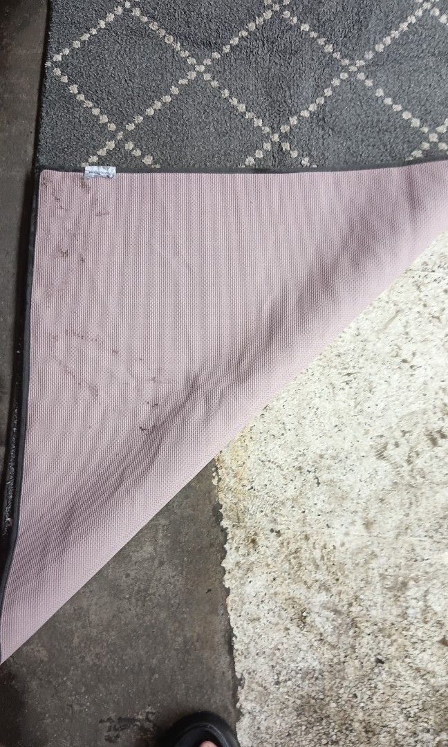 For center table carpet ,thick rubberized (Category: Carpets, Mats & Flooring) located in Quezon City. Submitted by dreyamor (Listing ID 1462323348, Image 2). Description: origin in canada lightly used makapal ang rubber s likod wlang biak biak malinis.