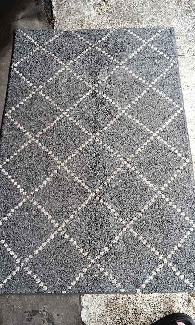 For center table carpet ,thick rubberized (Category: Carpets, Mats & Flooring) located in Quezon City. Submitted by dreyamor (Listing ID 1462323348, Image 1). Description: origin in canada lightly used makapal ang rubber s likod wlang biak biak malinis.