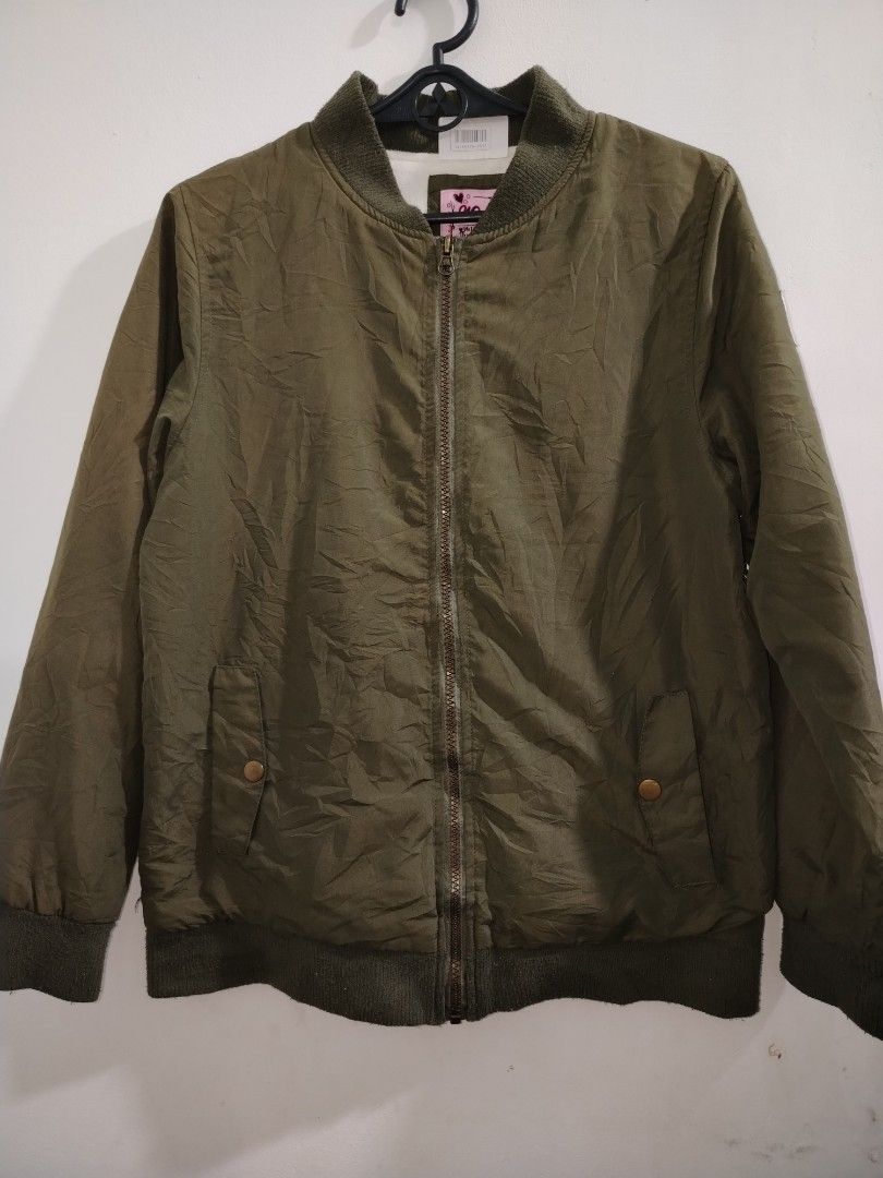 For sale (Category: Coats, Jackets and Outerwear) located in Taguig. Submitted by thebrandedrackph (Listing ID 1462332901, Image 1). Description: .