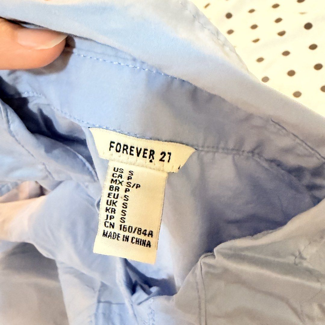 Forever 21 Light Blue Cropped Button-Up Shirt Size S (Category: Shirts) located in Pasay City. Submitted by notellyyyy (Listing ID 1462279821, Image 2). Description: - Light blue button-up shirt from Forever 21 - Cropped style - Chest pocket - Long sleeves with button cuffs - Relaxed fit - Easy to pair with jeans or shorts - Great for casual wear.