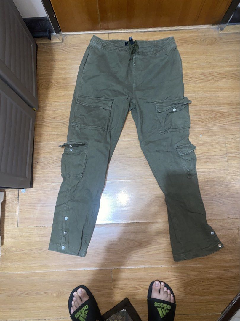 Forever 21 Men Olive Green Cargo Pants (Category: Jeans) located in Cagayan de Oro. Submitted by brokylee (Listing ID 1462380257, Image 1). Description: FOR SALE: 🛍️ Forever 21 Olive Green Twill Button-Hem Cargo Joggers ₱500 Condition: 8/10 Size: US Large Waist: 35 in RFS: Decluttering 📍 Meet-ups: SM Mall of Asia (Pasay) Pasay Area Lalamove.