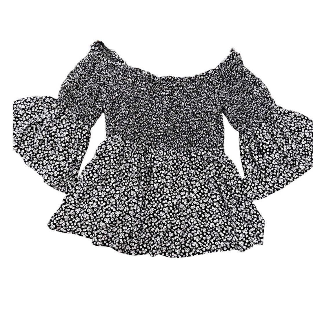 Forever 21 Off Shoulder Top (Category: Blouses) located in Paranaque City. Submitted by simplylizzy (Listing ID 1462366444, Image 3). Description: .