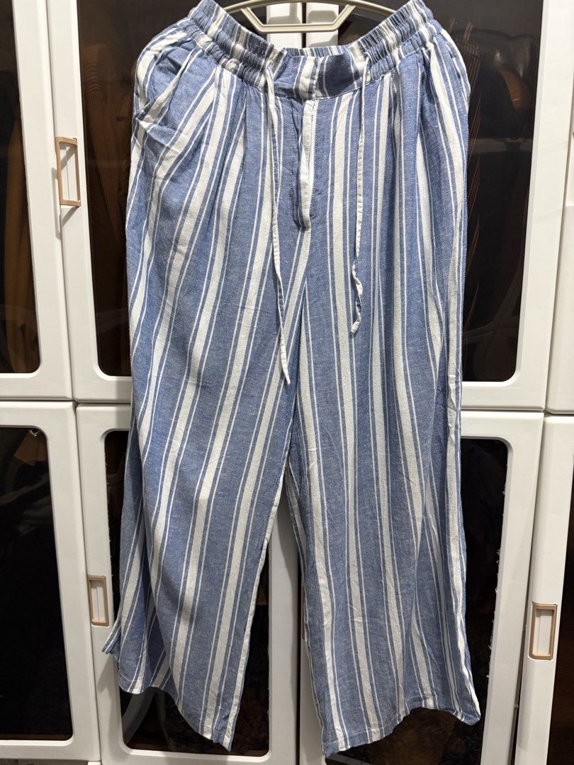 Forever 21 Pants (Category: Other Bottoms) located in Lipa City. Submitted by jenragragio (Listing ID 1462364497, Image 1). Description: Forever 21 Pants Fits Medium Flowy.
