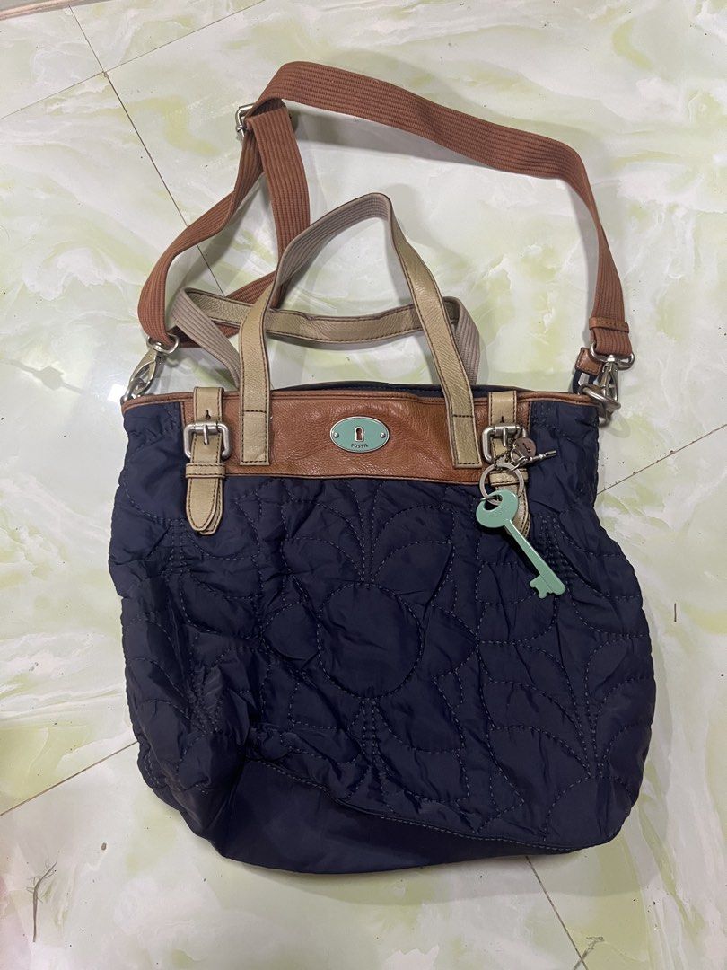 Fossil (Category: Luxury Bags & Wallets) located in Cagayan de Oro. Submitted by david_thrift (Listing ID 1462425651, Image 3). Description: .