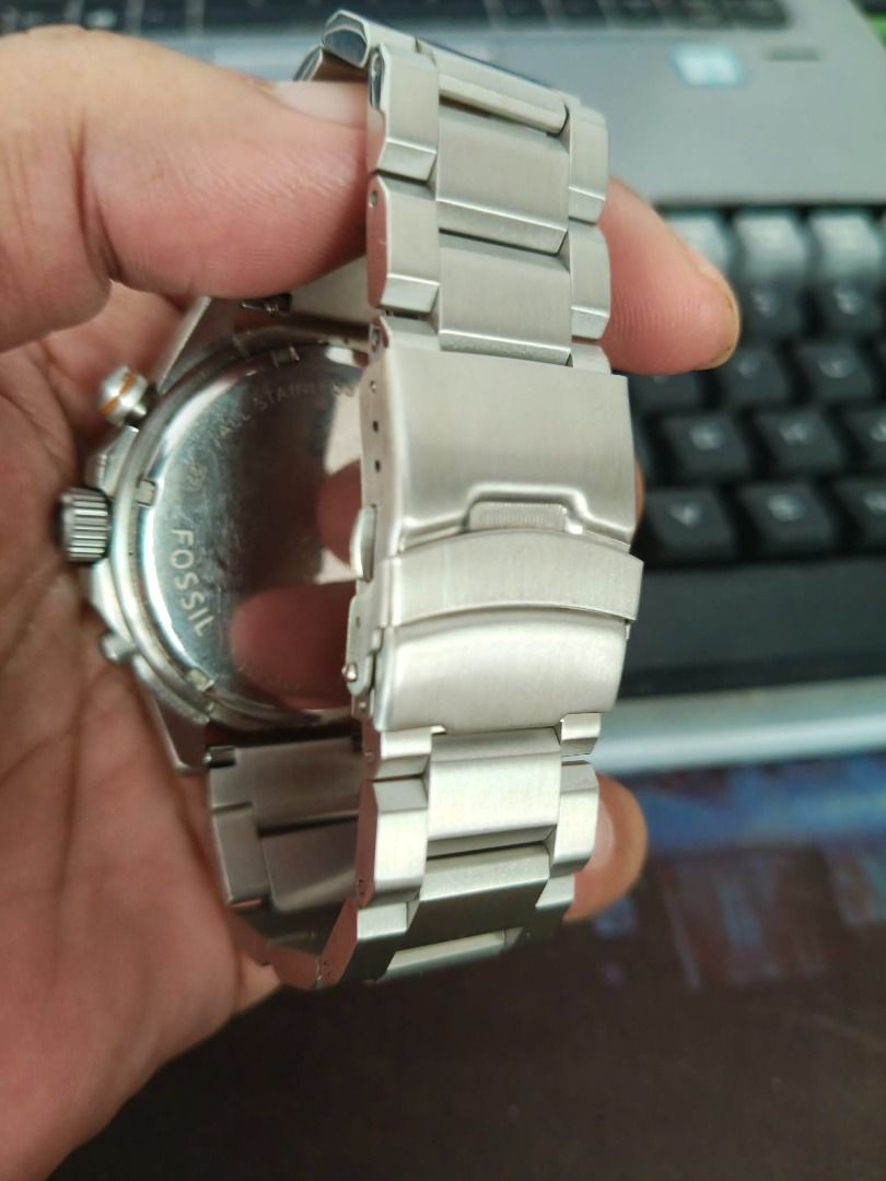 fossil chrono (Category: Jewelry) located in Cavite. Submitted by tobibrat (Listing ID 1462265516, Image 3). Description: fossil watch only issue crown natangal sa lock pa fix nyo nlng sa tech. pero working padin 2k FIX pick up only pascam dos gentri cavite.