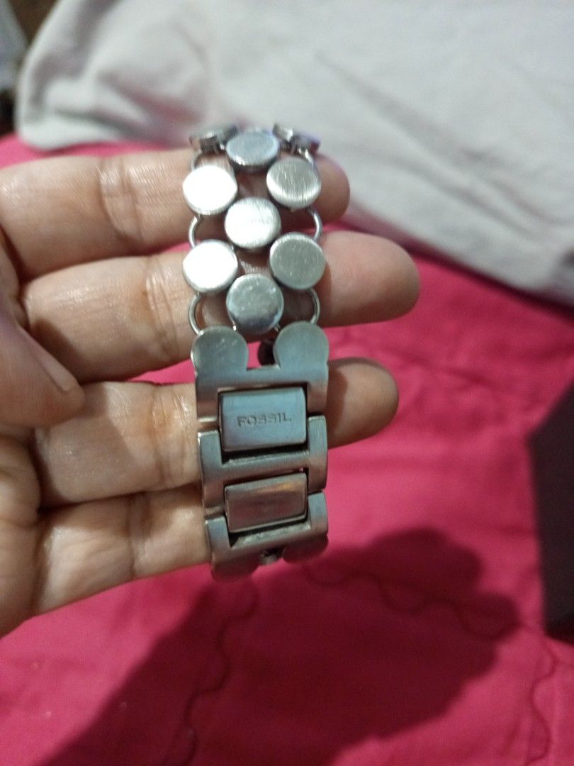 Fossil Square Face Watch with Circle Link Bracelet (Category: Luxury Watches) located in Gapan. Submitted by cristina_adofina (Listing ID 1462398902, Image 3). Description: - Brand: Fossil - Style: Square face watch - Bracelet: Unique connected circle design - Color: Silver-toned metal - Versatile: Great for everyday or dressing up - Condition: Needs a new battery (selling as is).