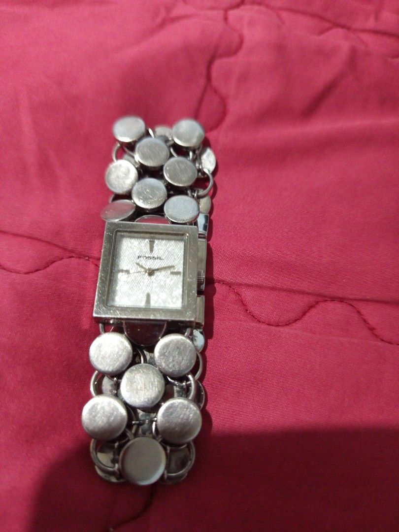 Fossil Square Face Watch with Circle Link Bracelet (Category: Luxury Watches) located in Gapan. Submitted by cristina_adofina (Listing ID 1462398902, Image 2). Description: - Brand: Fossil - Style: Square face watch - Bracelet: Unique connected circle design - Color: Silver-toned metal - Versatile: Great for everyday or dressing up - Condition: Needs a new battery (selling as is).