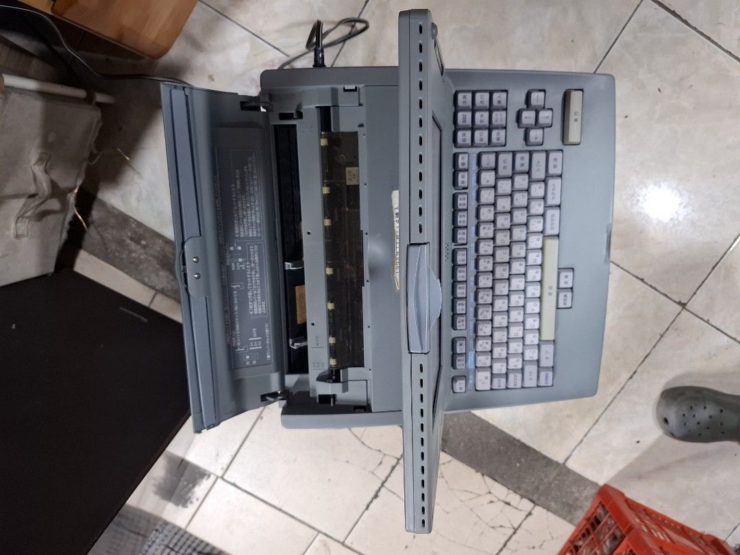 Fujitsu OASYS LX-9000 Portable Word Processor (Category: Laptops & Notebooks) located in Santa Rosa. Submitted by echojapansurplus_01 (Listing ID 1462401952, Image 2). Description: - Vintage Fujitsu OASYS LX-9000 word processor - Portable unit with integrated keyboard and screen - Features Japanese characters on keys and interface - Displays document and editing functions - Power adapter not shown, but likely required - Ideal for collectors or fa