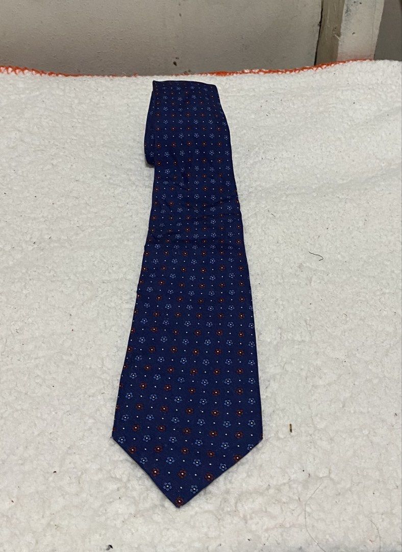 Fumagalli 1891 Milano Silk Tie (Category: Ties) located in Manila. Submitted by resi.diaz (Listing ID 1462367958, Image 1). Description: - Classic navy tie with a subtle red and blue floral pattern. - Made in Italy by Fumagalli. - Approximately 57 inches long. - Ideal for formal or business attire. - Adds a stylish pop of color to your look..