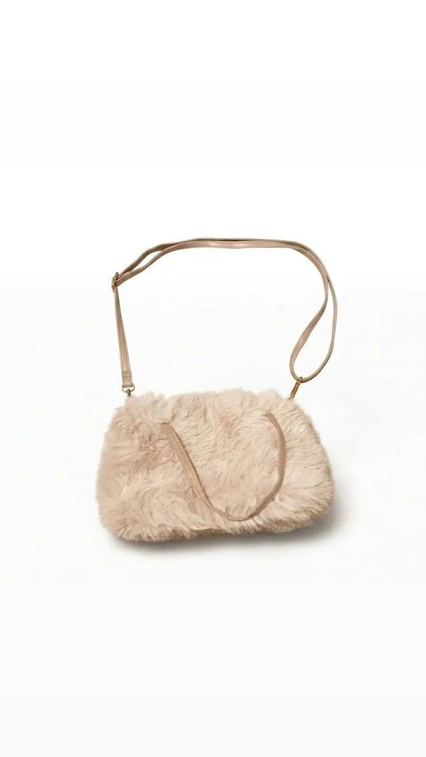 Fur Hand/Shoulder Bag (Category: Purses & Pouches) located in Manila. Submitted by silentstone.4b0628 (Listing ID 1462395370, Image 1). Description: .