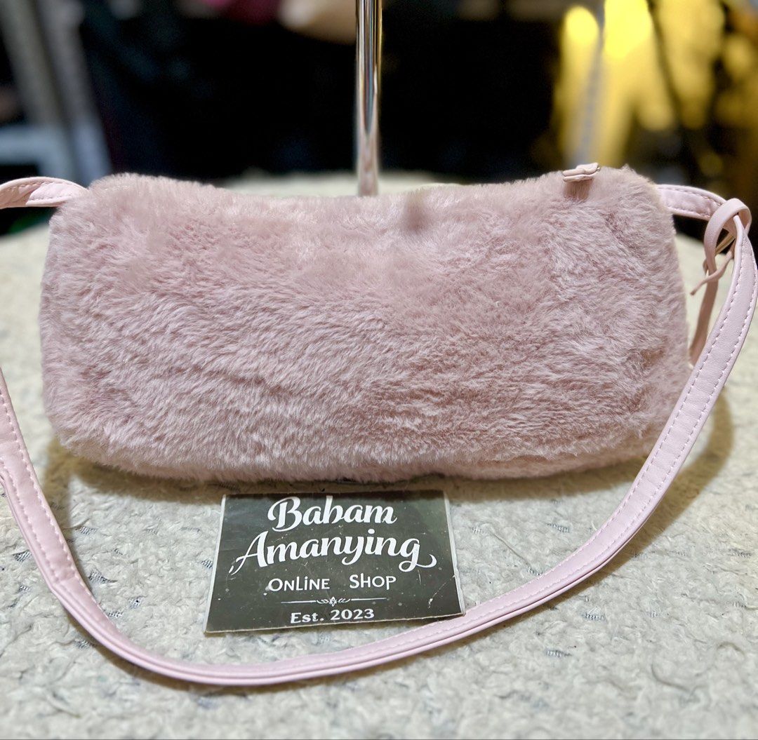 Furry Pink Shoulder Bag (Category: Shoulder Bags) located in Rizal. Submitted by babamamanyingonlineshop (Listing ID 1462271396, Image 2). Description: .