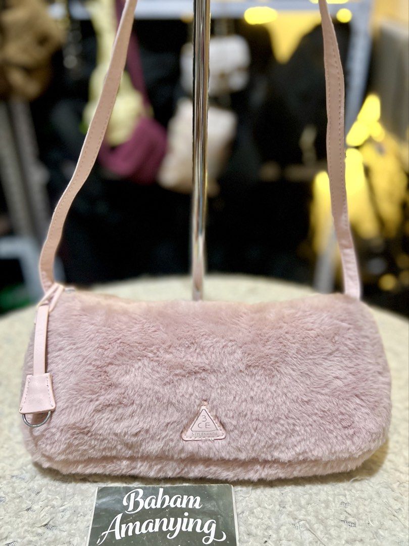 Furry Pink Shoulder Bag (Category: Shoulder Bags) located in Rizal. Submitted by babamamanyingonlineshop (Listing ID 1462271396, Image 1). Description: .