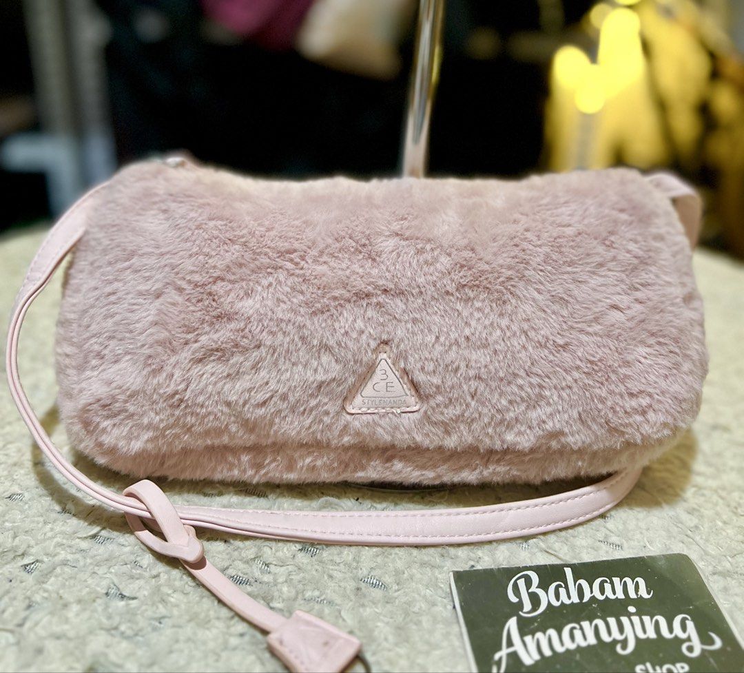 Furry Pink Shoulder Bag (Category: Shoulder Bags) located in Rizal. Submitted by babamamanyingonlineshop (Listing ID 1462271396, Image 3). Description: .