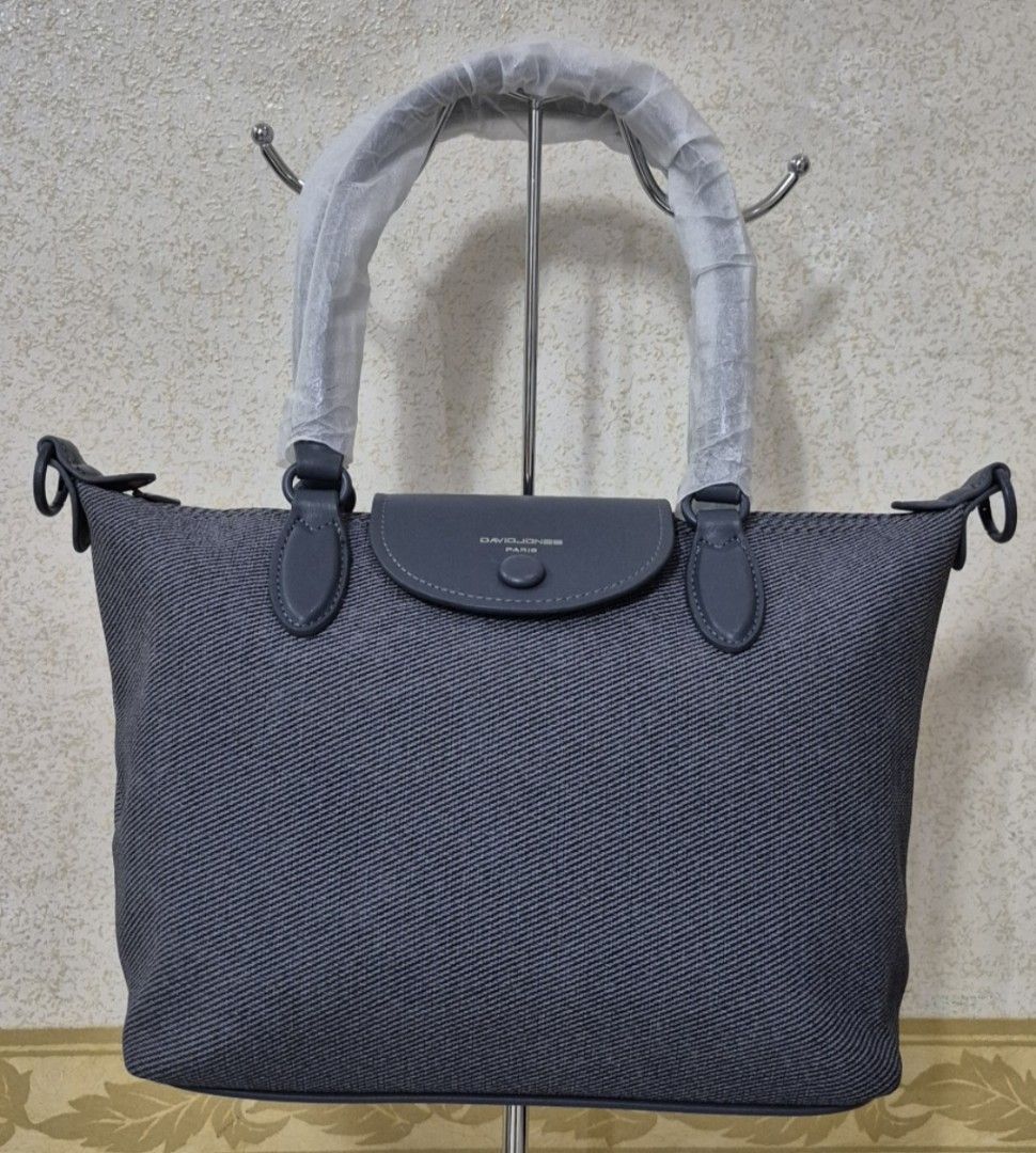 G17-650 David Jones Tote Bag (Category: Tote Bags) located in Valenzuela. Submitted by dailyhappyfinds (Listing ID 1462414162, Image 1). Description: BRAND: David Jones Paris -Brand new without tag -Missing sling strap -Minimal stains -Please check last photo for details *Mall pullout/ factory pullout. Please manage your expectations. .