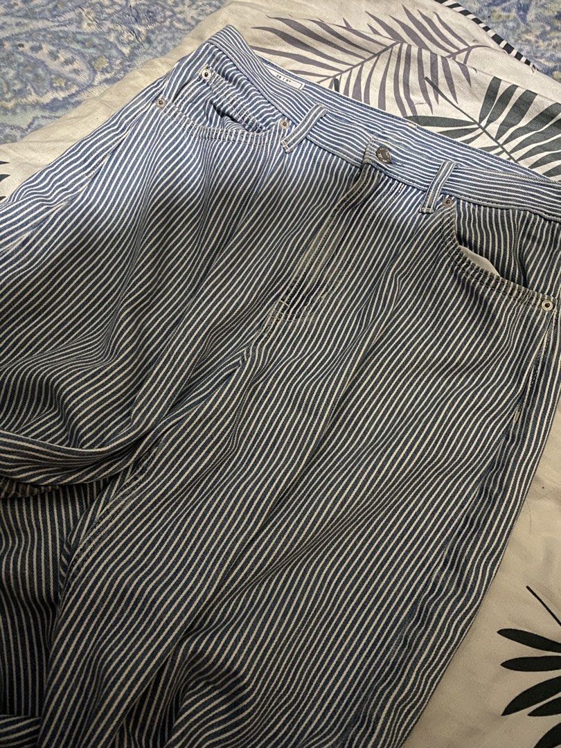 GAP Barrel High Rise Striped Jeans (Category: Jeans) located in Caloocan City. Submitted by remythrift (Listing ID 1462265518, Image 3). Description: - GAP Barrel High Rise Jeans - Size: 28x6R - Color: Blue and white stripe pattern - Fit: Relaxed, high waist - Features: Made with less water - Style: Ideal for casual outfits.