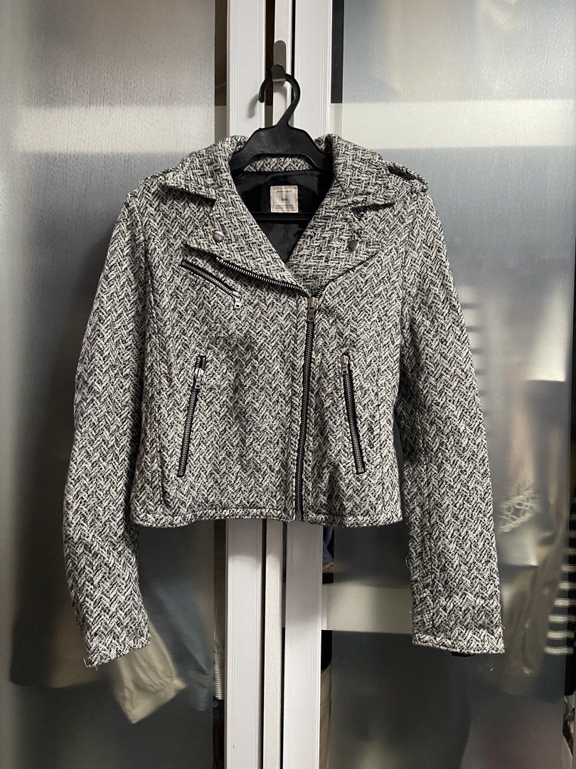 Gap tweed jacket (Category: Coats, Jackets and Outerwear) located in Cainta. Submitted by freeingspaces (Listing ID 1462392879, Image 1). Description: Used once only Best Xs-S S3.