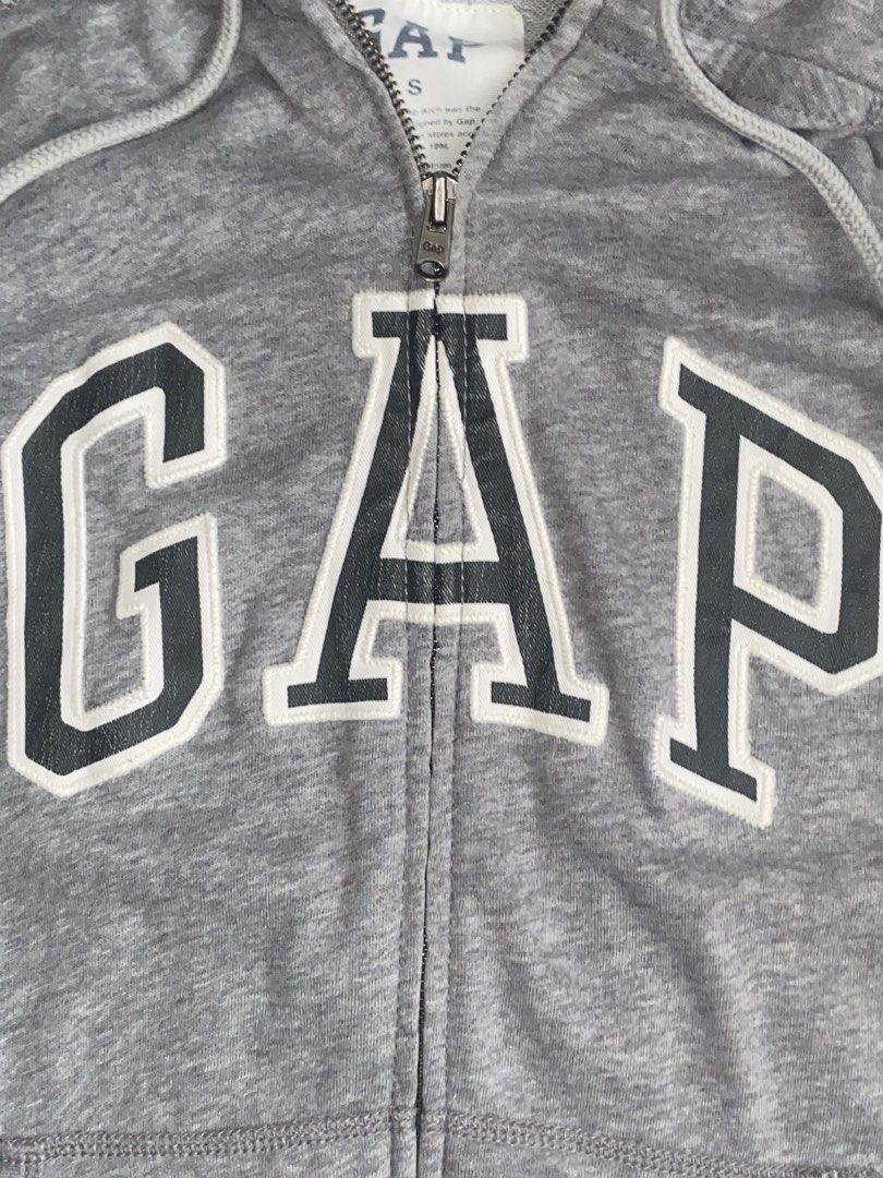 Gap zip up (Category: Hoodies) located in Manila. Submitted by fanuelrapon96 (Listing ID 1462291260, Image 2). Description: excellent condition.