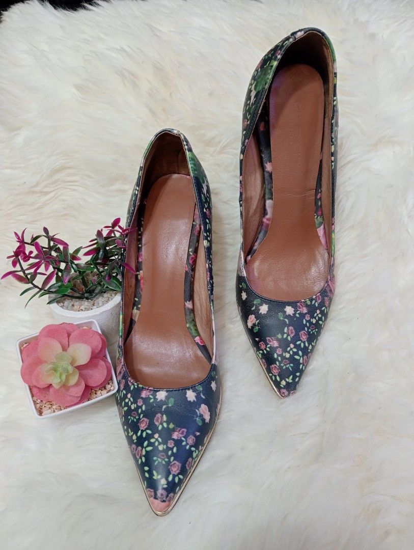Givenchy Multicolor Floral Print Leather Pumps (Category: Heels) located in Cabadbaran. Submitted by lioness_cave (Listing ID 1462305364, Image 1). Description: - Authentic Givenchy pumps - Vibrant multicolor floral print - Genuine leather material - Elegant pointed toe design - Classic silhouette for timeless style - Versatile for dressing up any outfit - Please check photos for detailed condition.