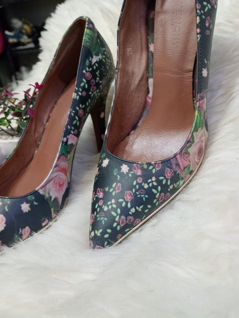 Givenchy Multicolor Floral Print Leather Pumps (Category: Heels) located in Cabadbaran. Submitted by lioness_cave (Listing ID 1462305364, Image 2). Description: - Authentic Givenchy pumps - Vibrant multicolor floral print - Genuine leather material - Elegant pointed toe design - Classic silhouette for timeless style - Versatile for dressing up any outfit - Please check photos for detailed condition.