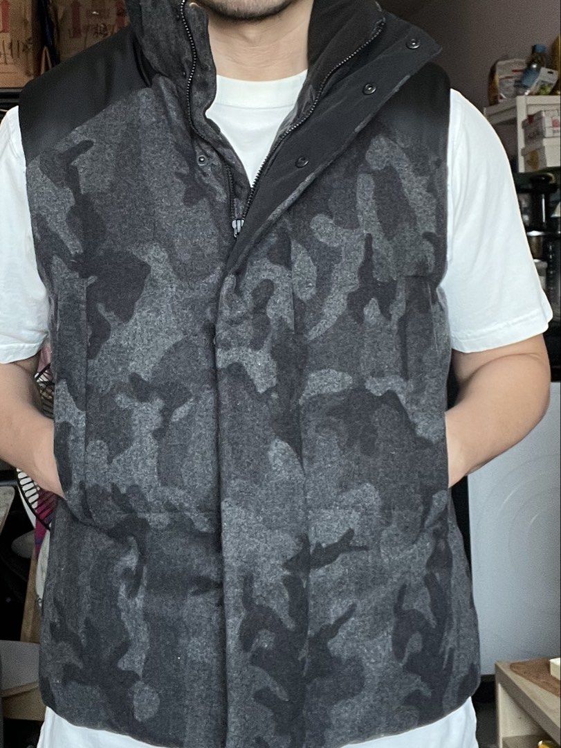 Global work 黑色迷彩圖案保暖背心 black vest vintage second hand 二手 古著 （分類：背心）位於 Hong Kong。 由 jellyjenny007 提交（商品編號 1462363269，圖片 6）。簡介： The situation is shown in the image; perfectionists should consider this carefully. Guy in the picture : height :170 cm，chest ：36 in ，shoulder width ：18 in，waist ：31 in ，weight 145 lbs 。