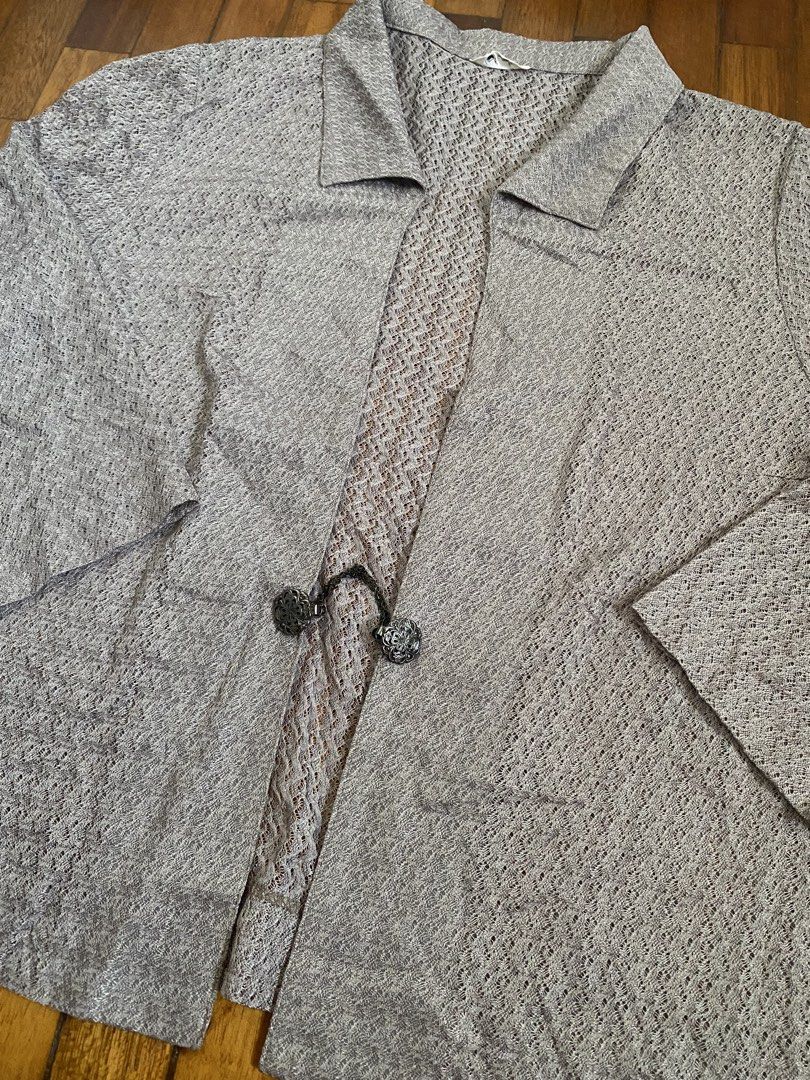 Gray Open-Front Textured Blouse/Cardigan (Category: Coats, Jackets and Outerwear) located in Quezon City. Submitted by bondedline_sidequest (Listing ID 1462410311, Image 2). Description: Size: L Price: 380 PHP Status: No Issue Location: Tandang Sora, Quezon City NOTES📌 • No Cash on Delivery. • Yes to pickup. • Shipping fee will be shouldered by the buyer. • Online Payment Only (e.g., GCash, Maya, Bank Transfer + Transaction Fee)..