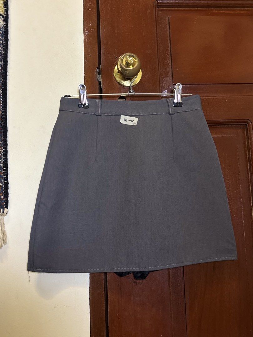 Grey A-line Skirt (Category: Skirts) located in Laoag. Submitted by sushivara (Listing ID 1462422306, Image 1). Description: GURL THE QUALITY OF THIS!! HINDI NALULUKOTT W/inner short Size 24-25 Rules: No joyjoy No cancellations (100 fee) 📍Laoag | Batac City Ilocos Norte.