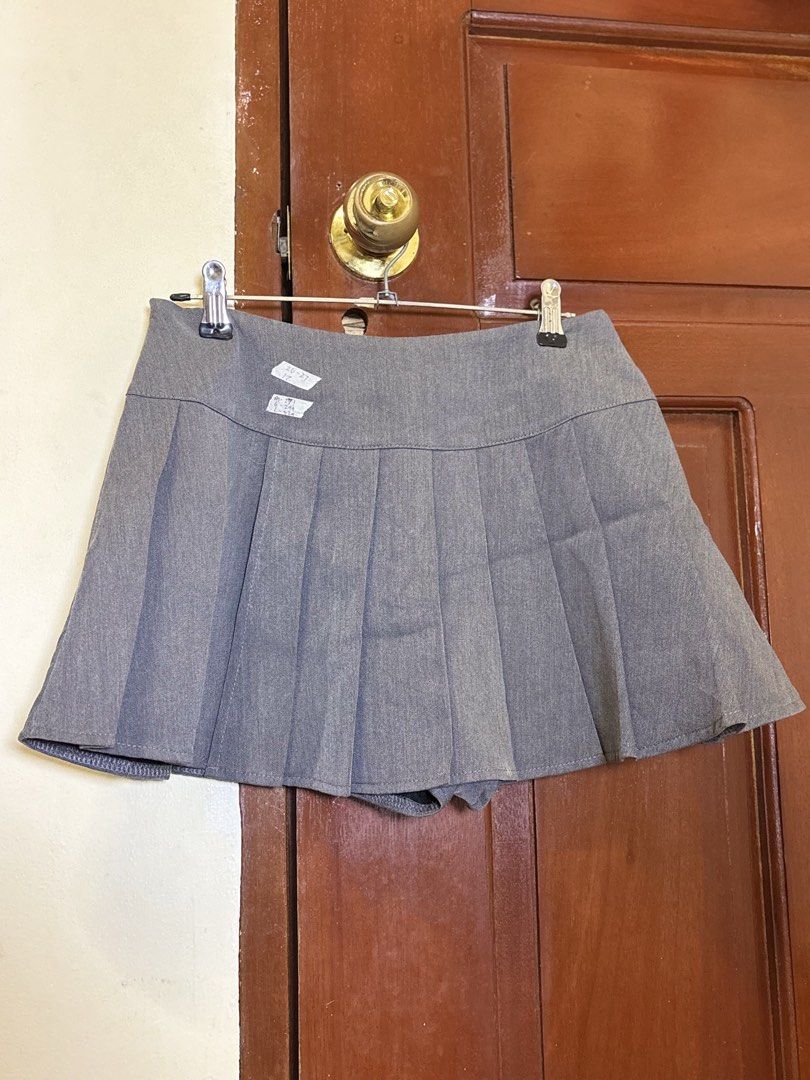Grey Pleated Mini Skirt (Category: Skirts) located in Laoag. Submitted by sushivara (Listing ID 1462422305, Image 1). Description: GURL MINI PLEATEDD!! MAKAPAL DINN W/inner short Size 26-27 Rules: No joyjoy No cancellations (100 fee) 📍Laoag | Batac City Ilocos Norte .