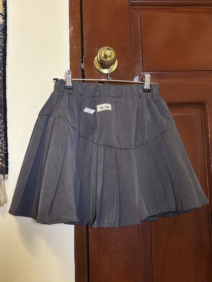 Grey Pleated Mini Skirt (Category: Skirts) located in Laoag. Submitted by sushivara (Listing ID 1462422308, Image 1). Description: GURLL PLEATED DINN AND MAKAPAL!! W/inner short Size 22-28 Rules: No joyjoy No cancellations (100 fee) 📍Laoag | Batac City Ilocos Norte.