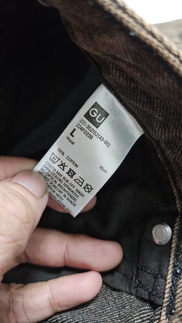 GU baggy barrel jeans (Category: Jeans) located in Alfonso. Submitted by jbcamet (Listing ID 1462415459, Image 3). Description: - GU Brown Washed Denim Jeans - Size: L - Material: 100% Cotton - Features: Unique washed-out look - Ideal for: Casual wear - Condition: Please check photos for exact color and details.