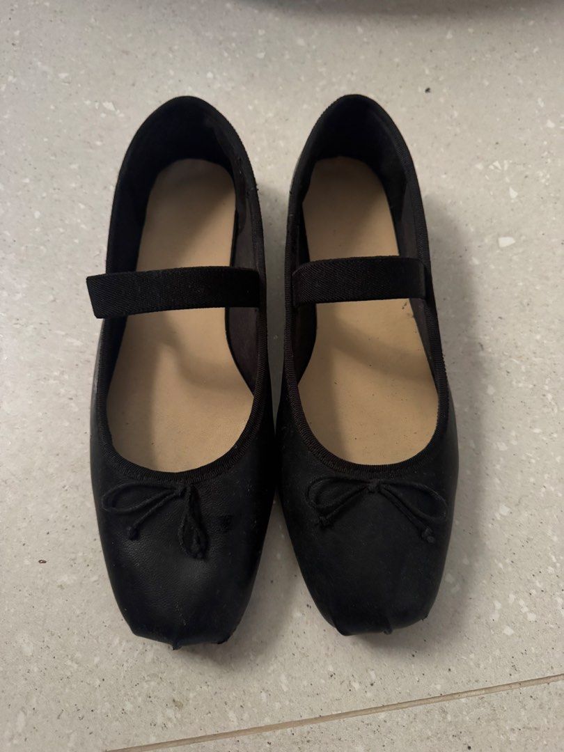 GU Black Flats (Category: Flats & Sandals) located in Pasig City. Submitted by geraldinewmbngc (Listing ID 1462275748, Image 1). Description: - Original GU shoes - Purchased in Japan last November 2024 - Size Large, can fit US size 7-8.