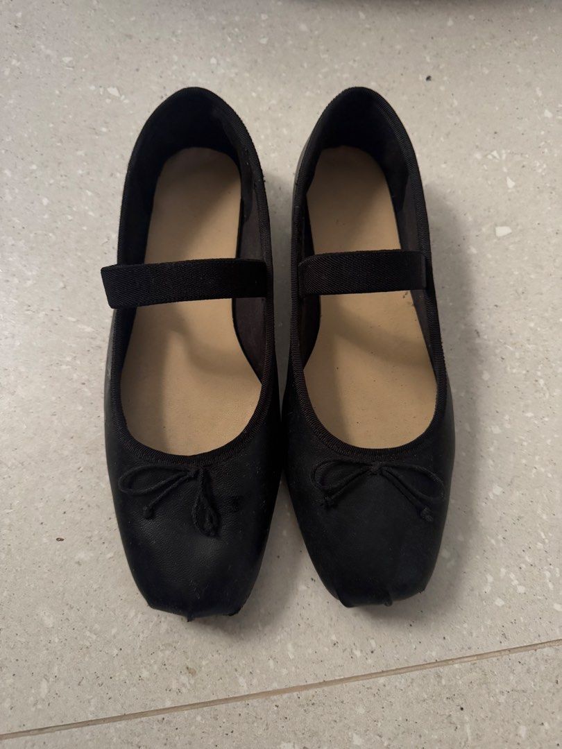 GU Black Flats (Category: Flats & Sandals) located in Pasig City. Submitted by geraldinewmbngc (Listing ID 1462275748, Image 2). Description: - Original GU shoes - Purchased in Japan last November 2024 - Size Large, can fit US size 7-8.