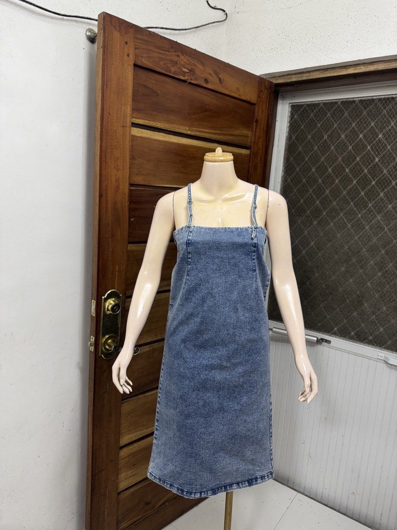 GU Denim Square Neck Spaghetti Strap Dress (Category: Dresses) located in Cavite. Submitted by yakultjeni85475 (Listing ID 1462418891, Image 2). Description: - Blue denim dress - Square neckline with thin spaghetti straps - Straight cut, knee-length - Simple and casual design - Versatile for everyday wear and styling.