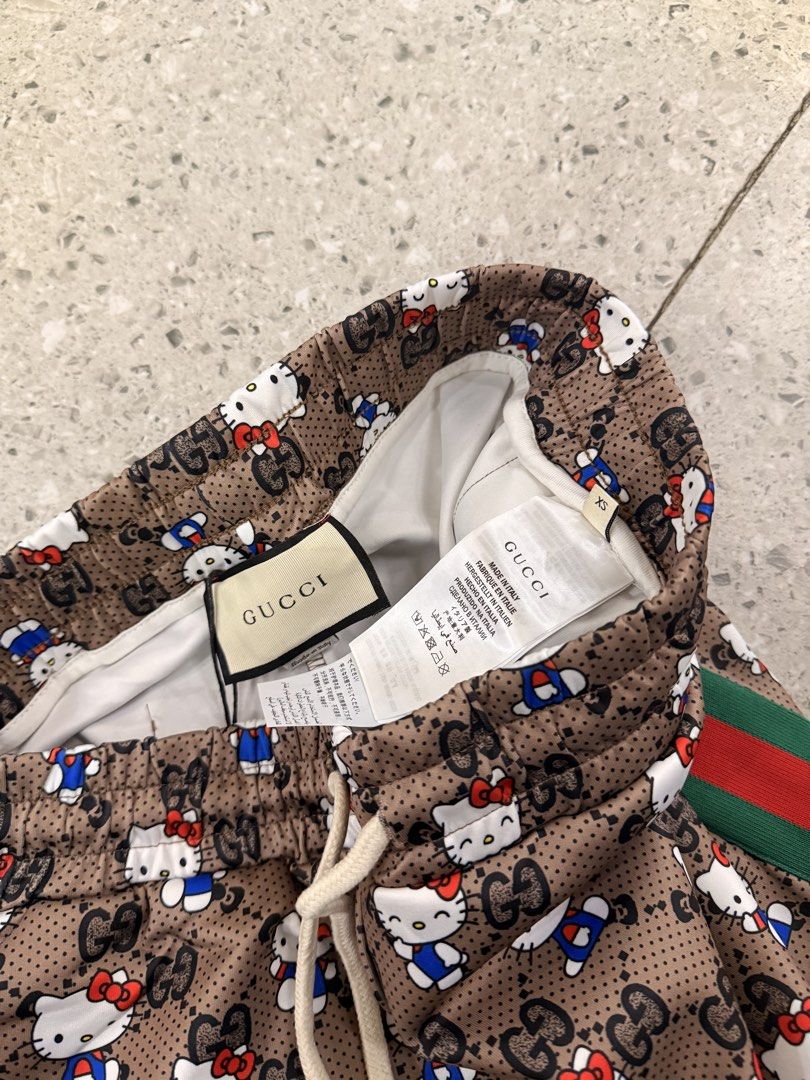 Gucci (Category: Luxury Apparel) located in Baguio. Submitted by mardimercredi14 (Listing ID 1462411701, Image 3). Description: 🔥 Gucci Dimensions: 30-38*20 Condition: excellent Color Rate: 10 ❌ none.