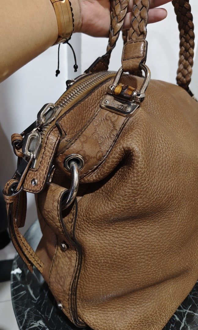 Gucci bamboo shoulder bag💯 (Category: Shoulder Bags) located in Andop. Submitted by dailyluxxurybrands (Listing ID 1462355213, Image 3). Description: authentic 💯 Gucci bamboo shoulder bag in good condition.
