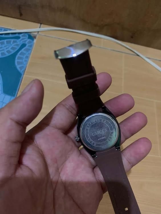 gucci watch (Category: Men's Watches) located in Manila. Submitted by trustthrift2002 (Listing ID 1462377275, Image 3). Description: gucci watch unisex no issue working.