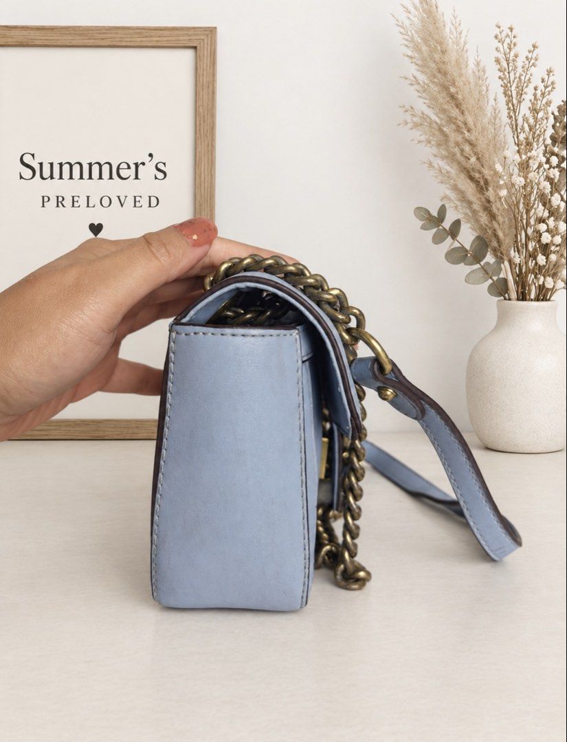 Gucing Marmont Flap leather bag (Category: Shoulder Bags) located in Taguig. Submitted by summers.preloved (Listing ID 1462414217, Image 2). Description: 👜 Bag Details 🩵 Powder-blue leather exterior 💜 Signature interlocking Gucing emblem 🔗 Antique gold-tone sliding chain strap with leather shoulder section 🔒 Push-lock flap closure 🤎 Contrast dark-brown edge finishing 🧵 Structured rectangular silhouette 🤍 Light beige fabric-lined interior 
