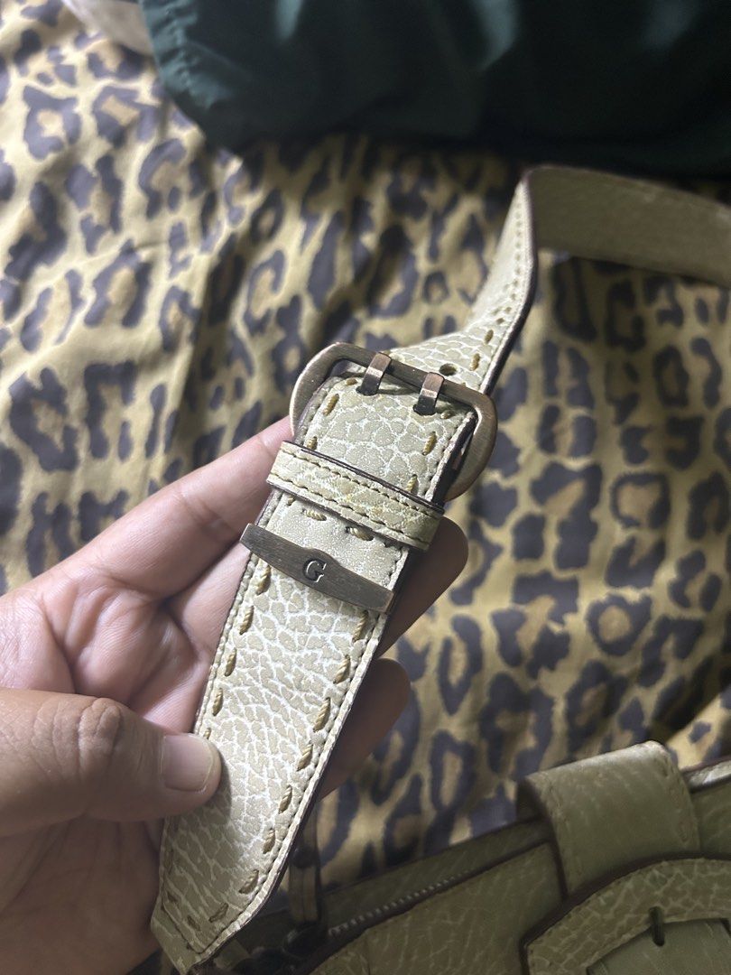 Guess Light Beige Textured Shoulder Bag (Category: Shoulder Bags) located in Quezon City. Submitted by thriftxgoods (Listing ID 1462381146, Image 3). Description: - Light beige Guess shoulder bag - Textured material with contrast stitching - Buckle closure on front flap - Zip pocket on the back - Adjustable buckle strap - Ideal for everyday use.