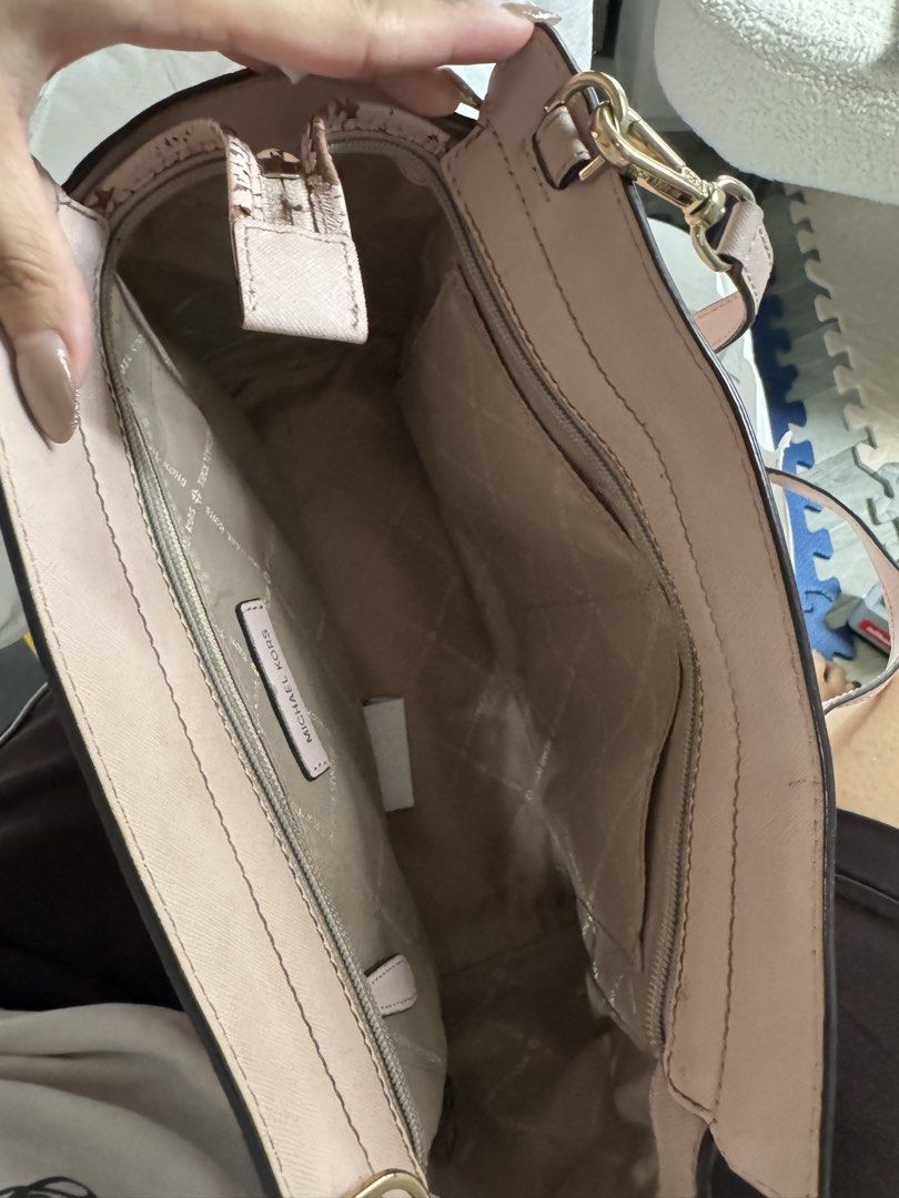 Guess Pink Satin Clutch Bag (Category: Clutches) located in San Jose del Monte. Submitted by nehjcs (Listing ID 1462309043, Image 3). Description: Pamigay sale!! .