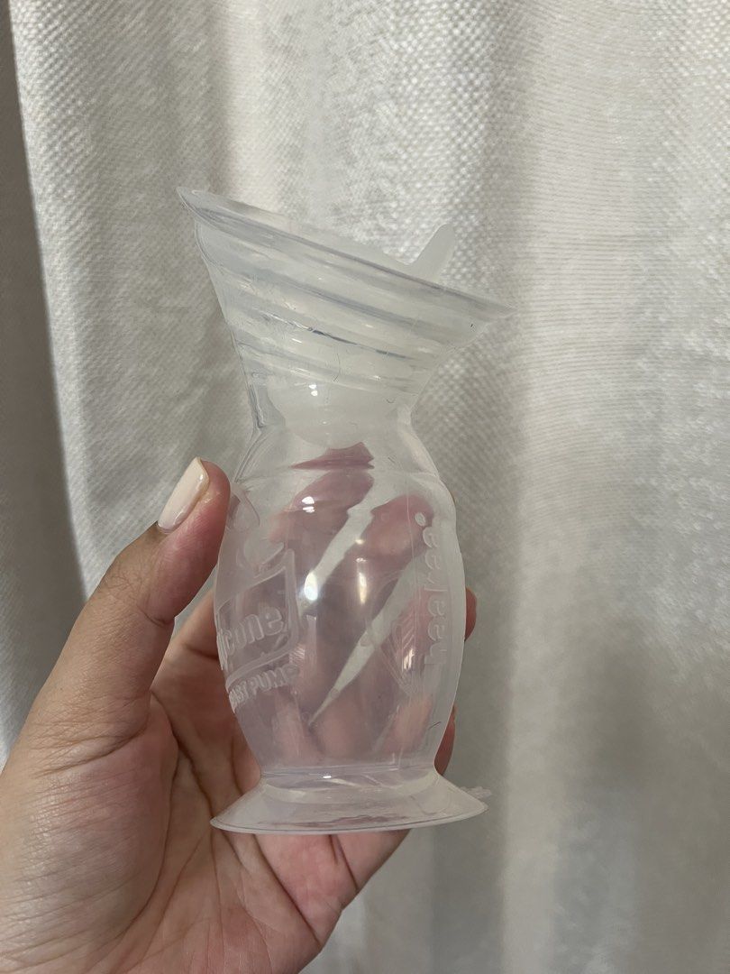 Haakaa Gen 2 Plus Silicone Manual Breast Pump 150ml (Category: Breastfeeding & Bottle Feeding) located in Las Pinas. Submitted by kattesantiago (Listing ID 1462351750, Image 3). Description: - Haakaa Gen 2 Plus Silicone Manual Breast Pump - 150ml capacity - Includes SpillGUARD insert for mess-free pumping - Made from safe, BPA-free silicone - Lightweight and portable for convenient on-the-go use - Simple to operate and clean Washed once, never us