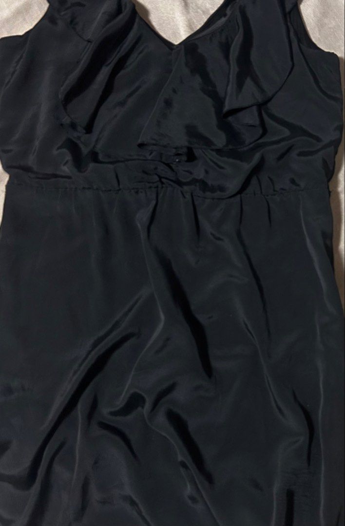 H&M (Category: Dresses) located in Davao. Submitted by sart0ria85 (Listing ID 1462381630, Image 3). Description: A black sleeveless dress with ruffles. 100% POLYESTER. MADE IN INDIA 🇮🇳 LARGE. Size 8 EXCELLENT CONDITION (94/100).