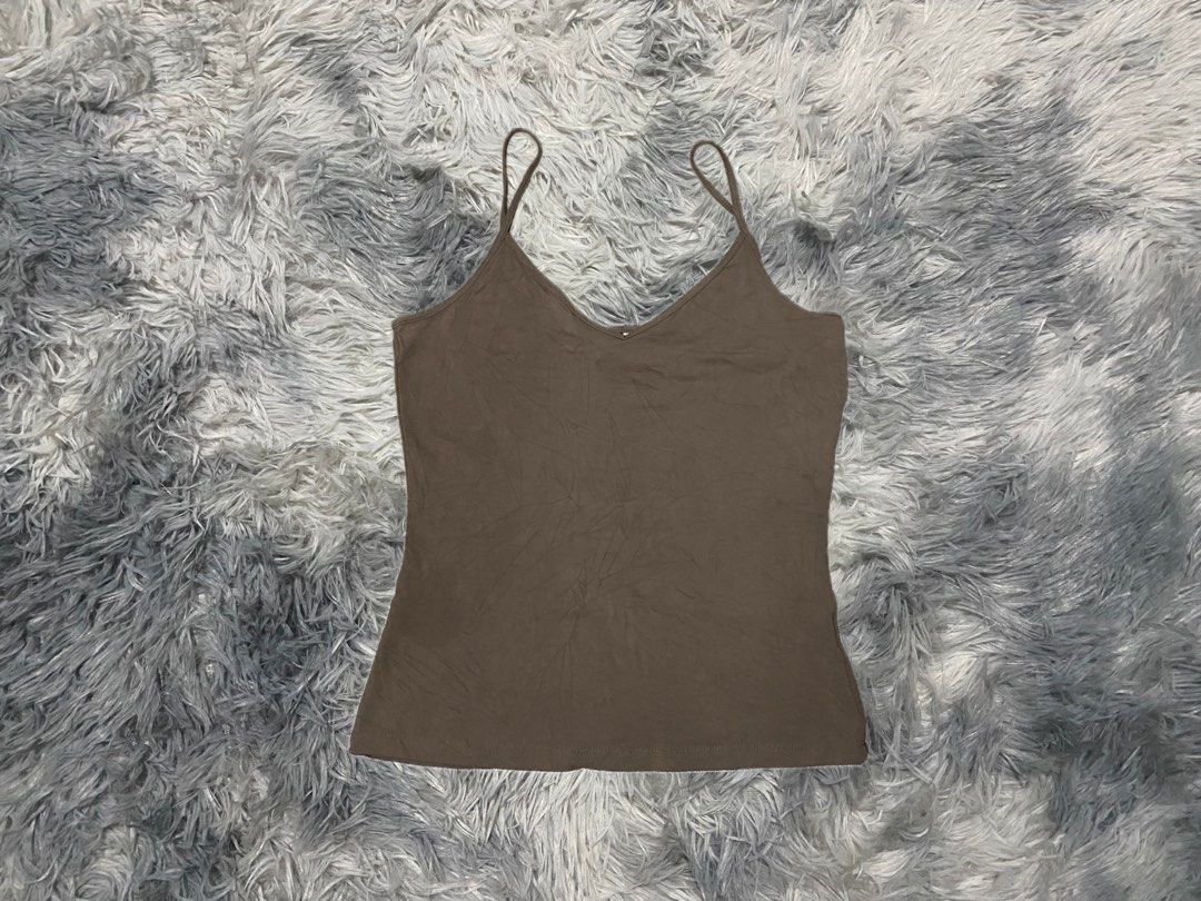 H&M Basic Spaghetti Strap Tank Top Taupe Size M (Category: Sleeveless) located in Lopez. Submitted by k.clos (Listing ID 1462362417, Image 1). Description: - Brand: H&M - Color: Taupe - Style: Spaghetti strap tank top - Size: Fits Medium-Small - Material: Soft fabric - Features: Simple, versatile, great for layering or wearing alone.